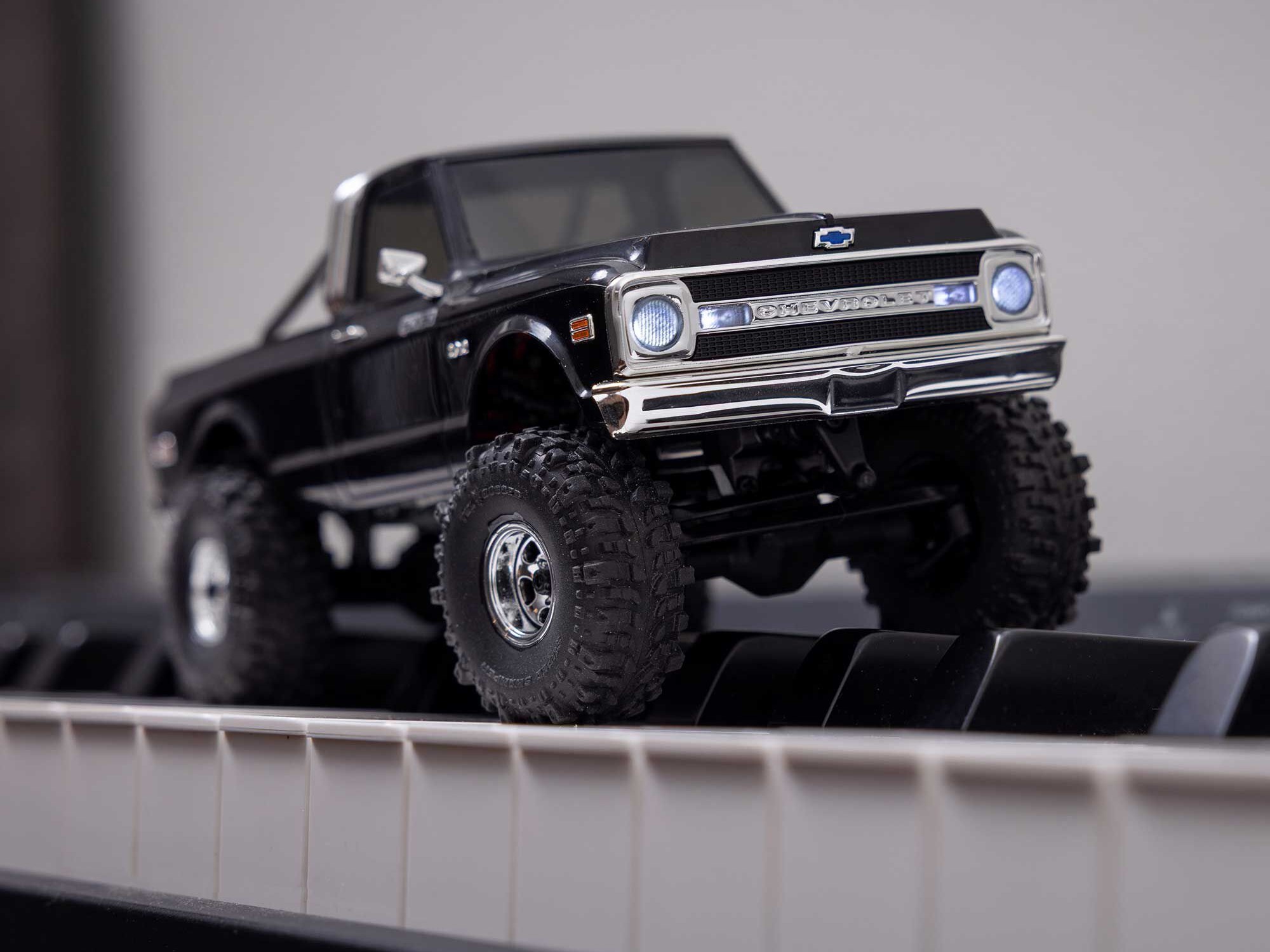 1/30 SCX30 Chevrolet K10 4X4 RTR Rock Crawler Black-21