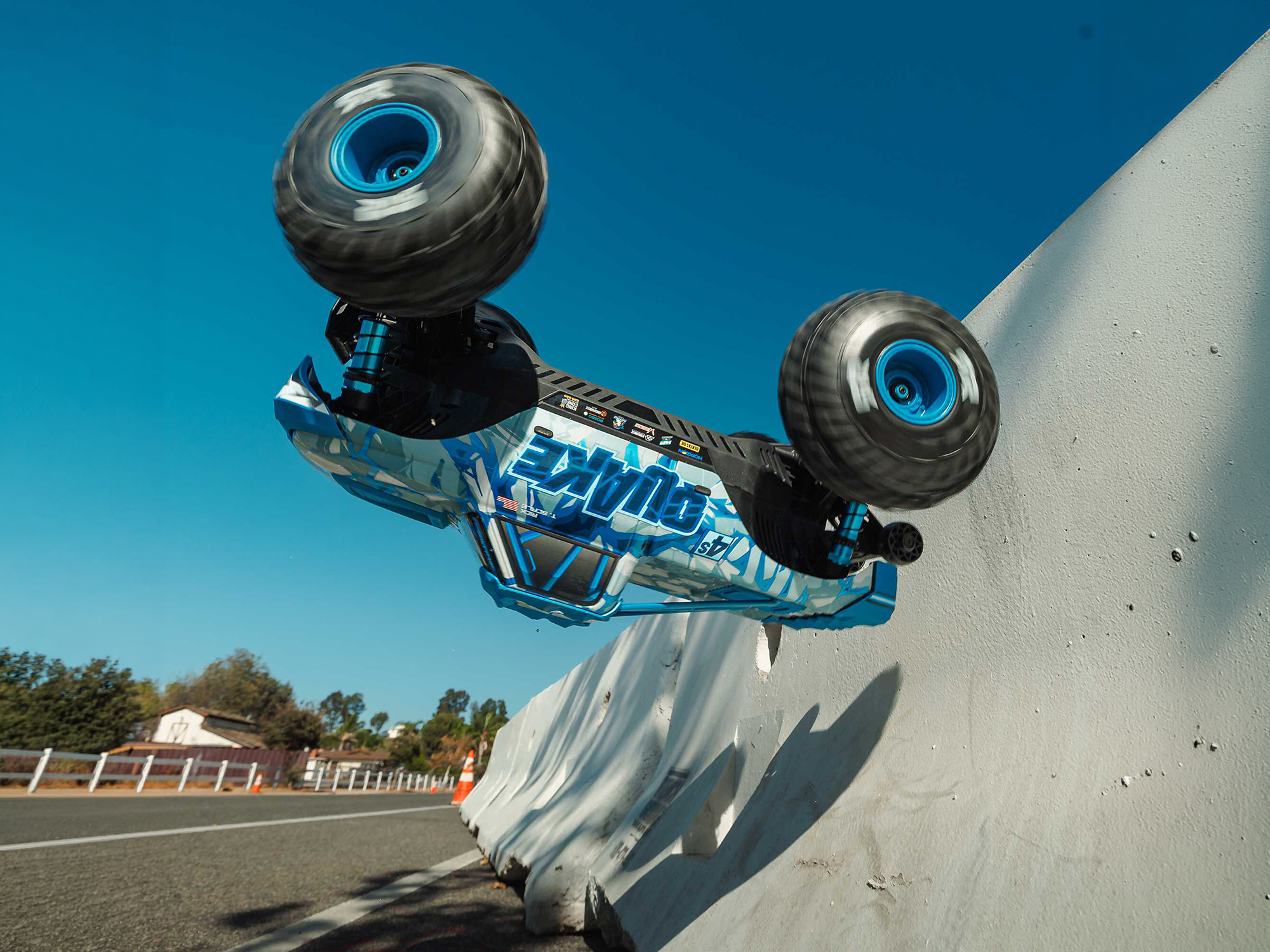 1/8 QUAKE 4S DSC 4X4 RTR Monster Truck, White/Blue-23