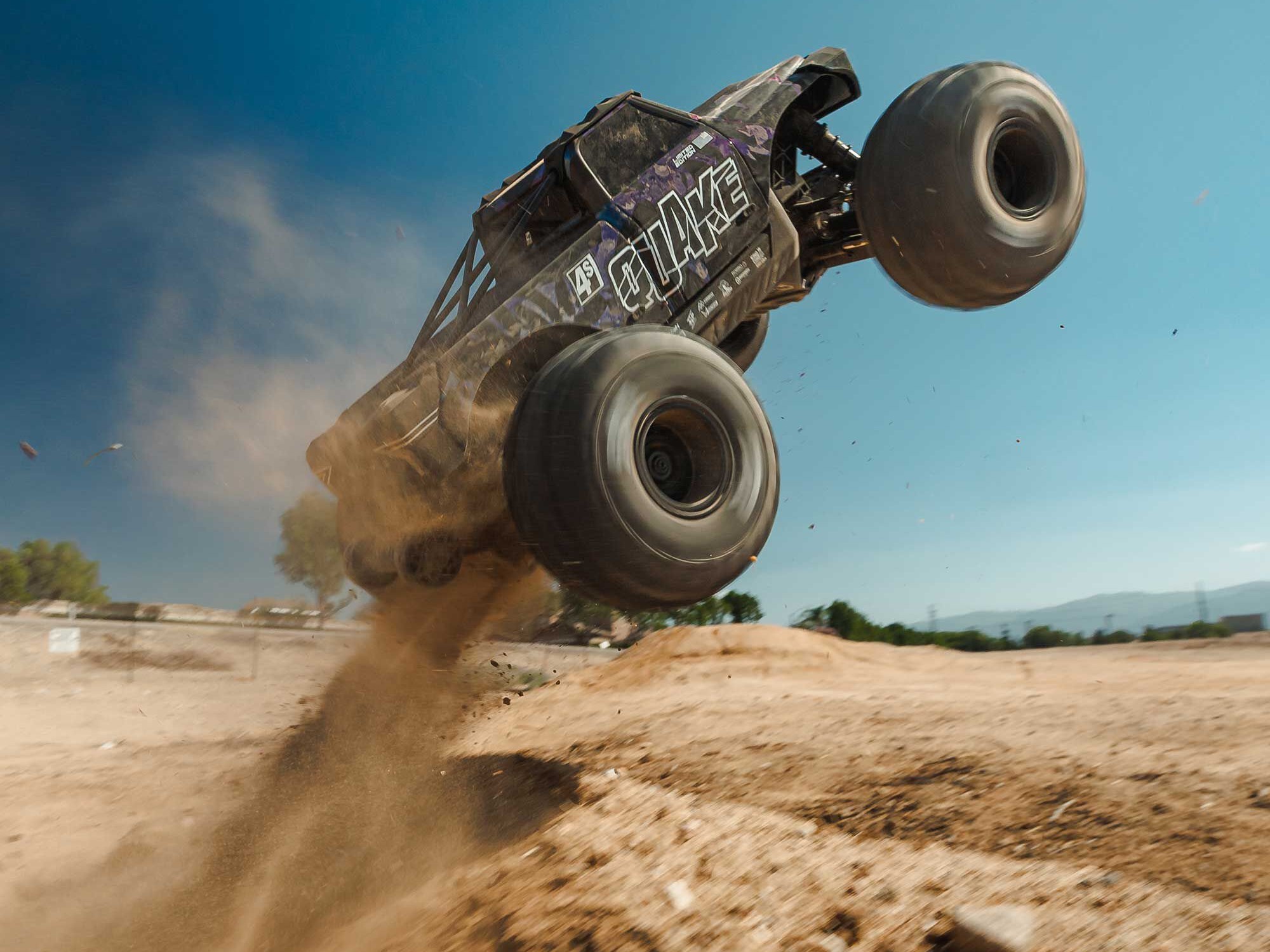 1/8 QUAKE 4S DSC 4X4 RTR Monter Truck, LE Black/Pearl-23