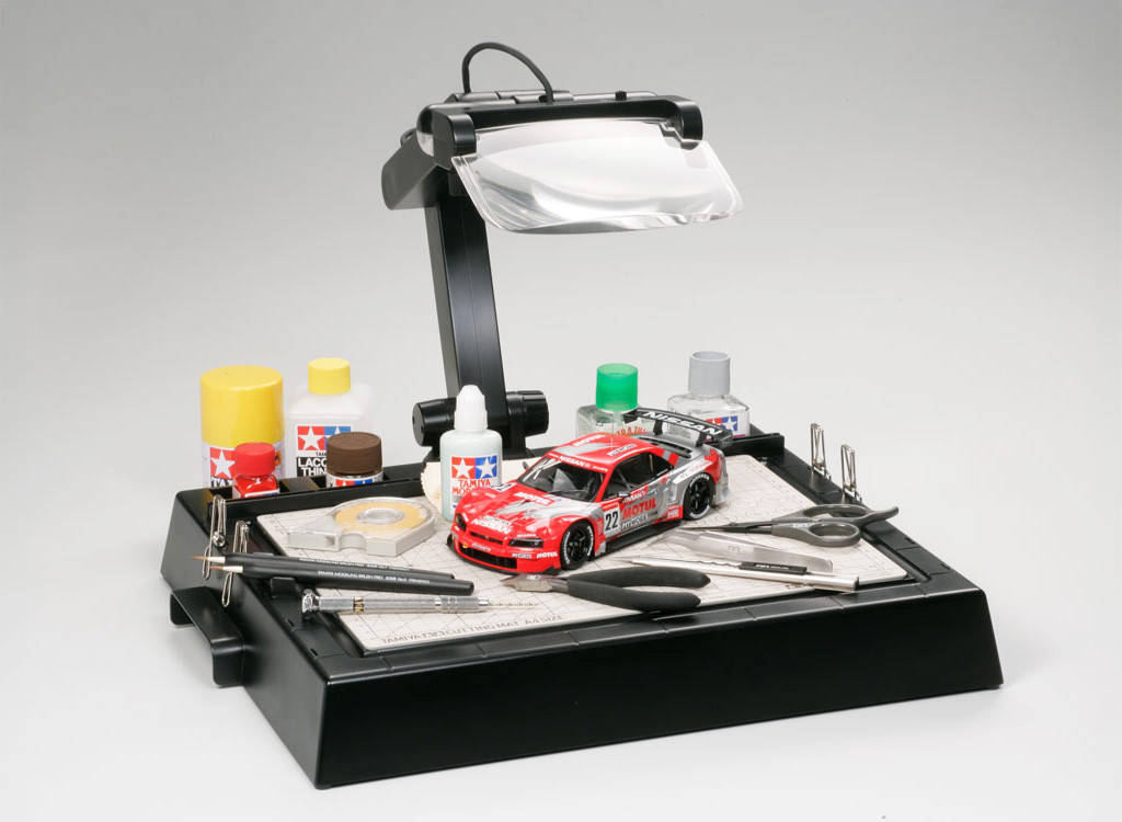 tamiya-work-stand-with-magnifying-lens-led-lights