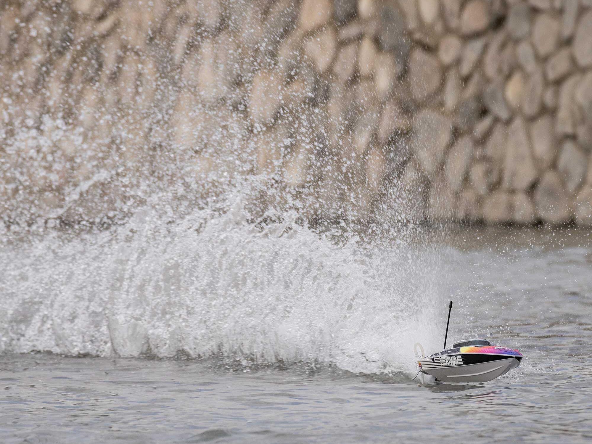 Recoil 2 18" Self-Righting Brushless Deep-V RTR, Heatwave-16