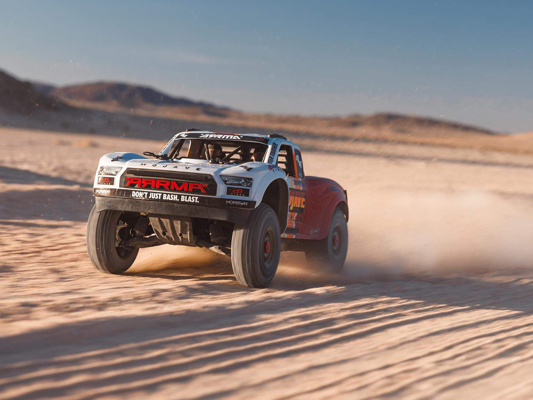 Arrma 1/8 MOJAVE 4X4 4S BLX Desert Truck RTR - White-29