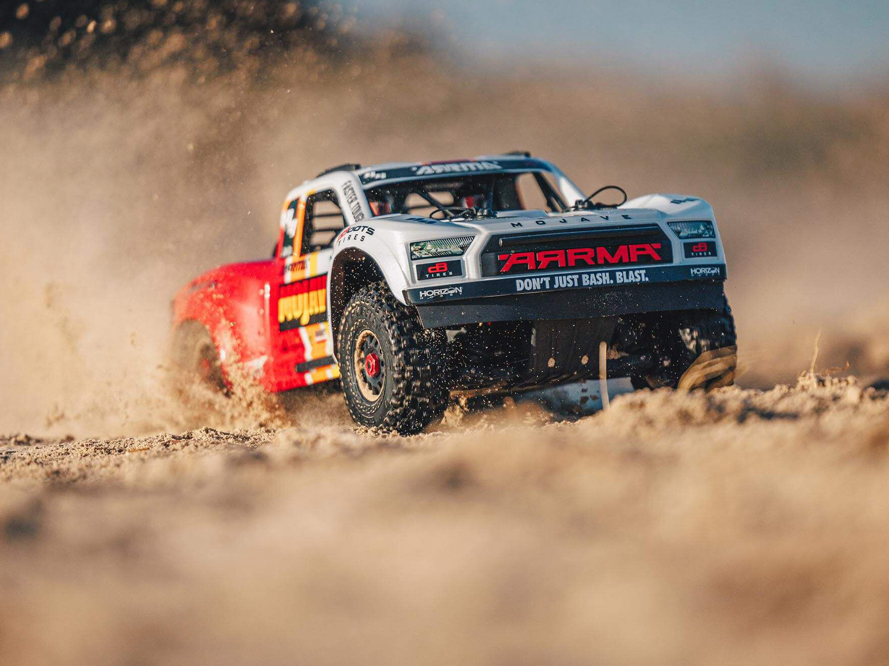 Arrma 1/8 MOJAVE 4X4 4S BLX Desert Truck RTR - White-31