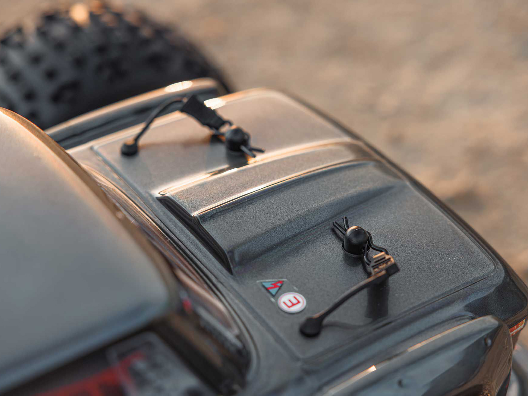 1/10 OUTCAST 4S 4X4 BLX Stunt MT (with Centre Diff) Gunmetal-17