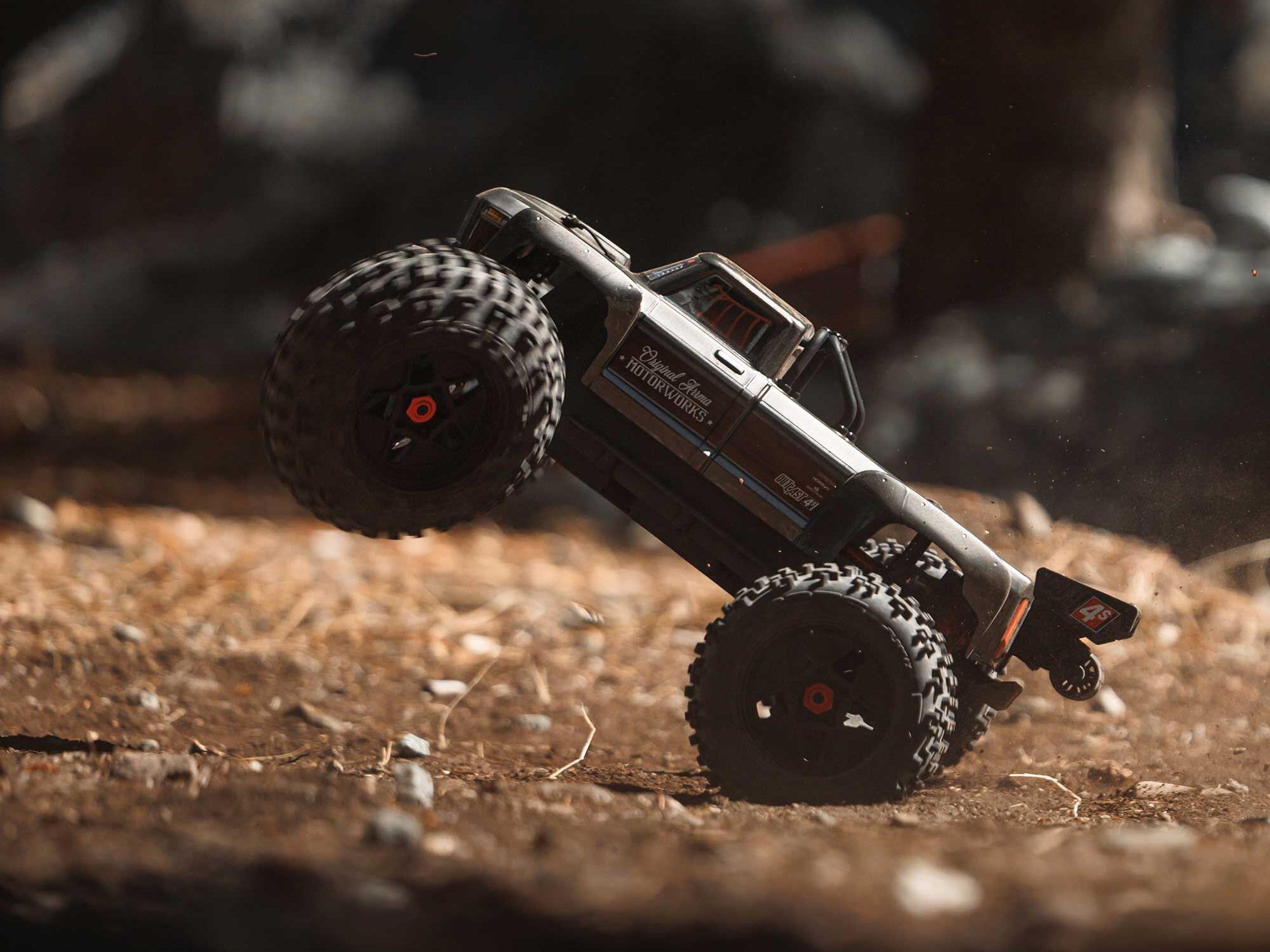 1/10 OUTCAST 4S 4X4 BLX Stunt MT (with Centre Diff) Gunmetal-23