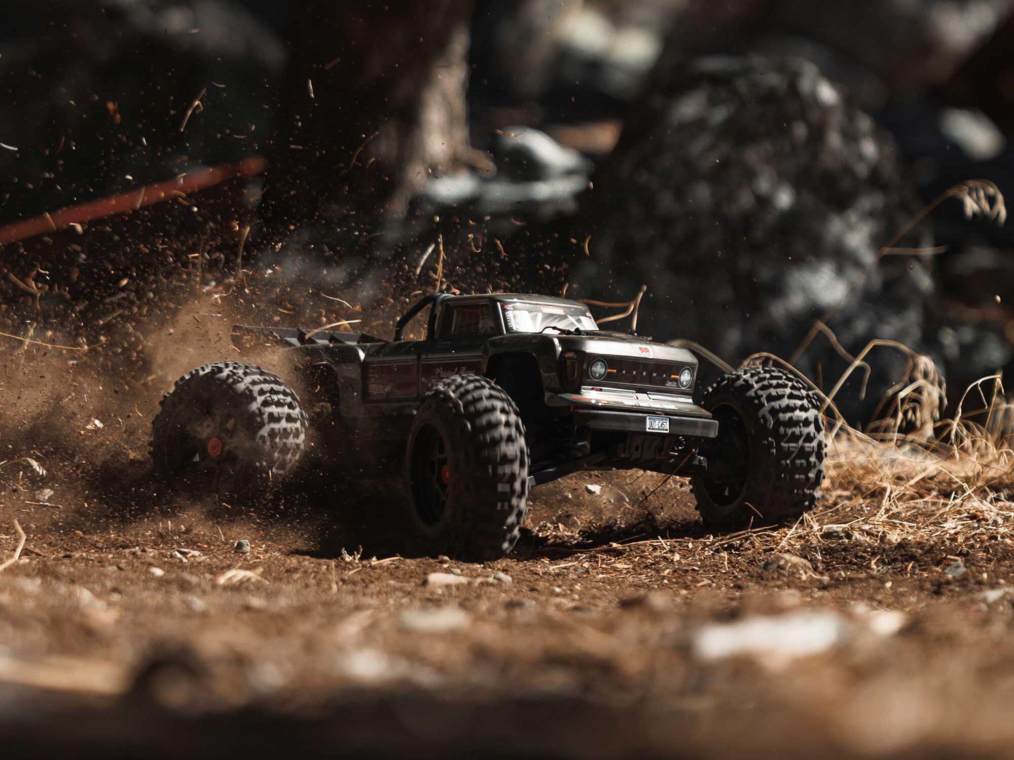 1/10 OUTCAST 4S 4X4 BLX Stunt MT (with Centre Diff) Gunmetal-24