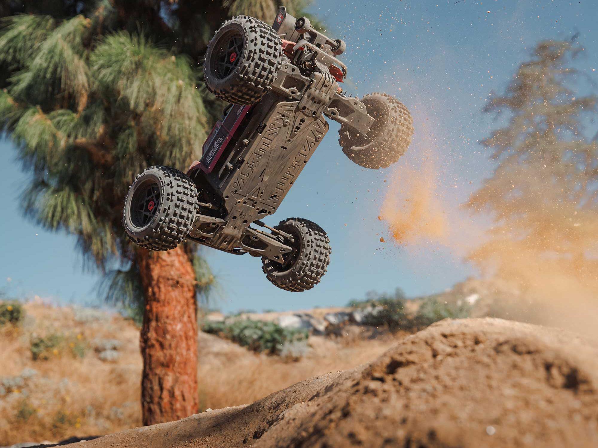 Arrma 1/10 Outcast 4S 4X4 BLX Stunt MT (with Centre Diff) Red-34