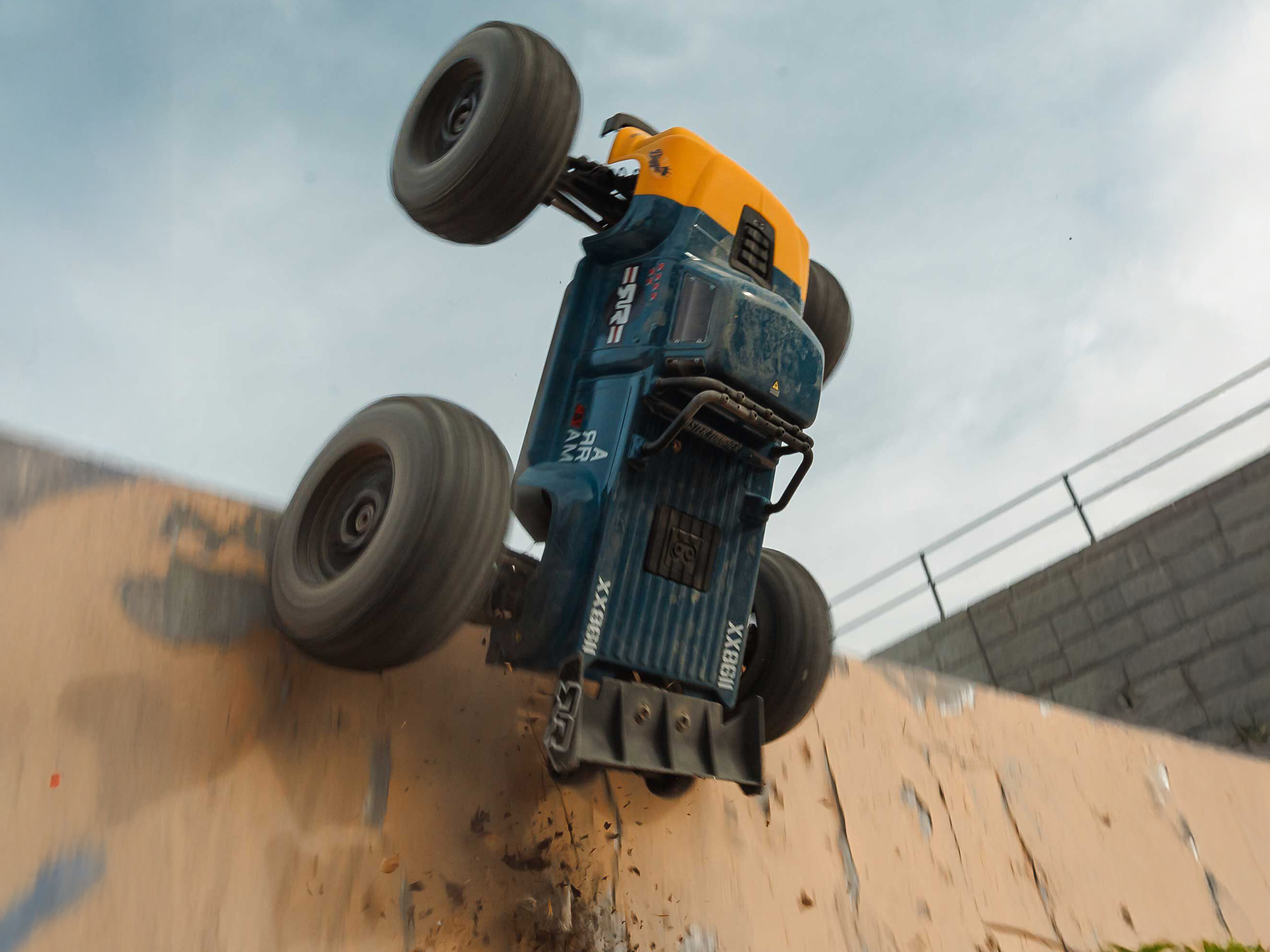 Arrma 1/8 Notorious 6S V6 4X4 BLX Stunt Truck RTR - Blue-30