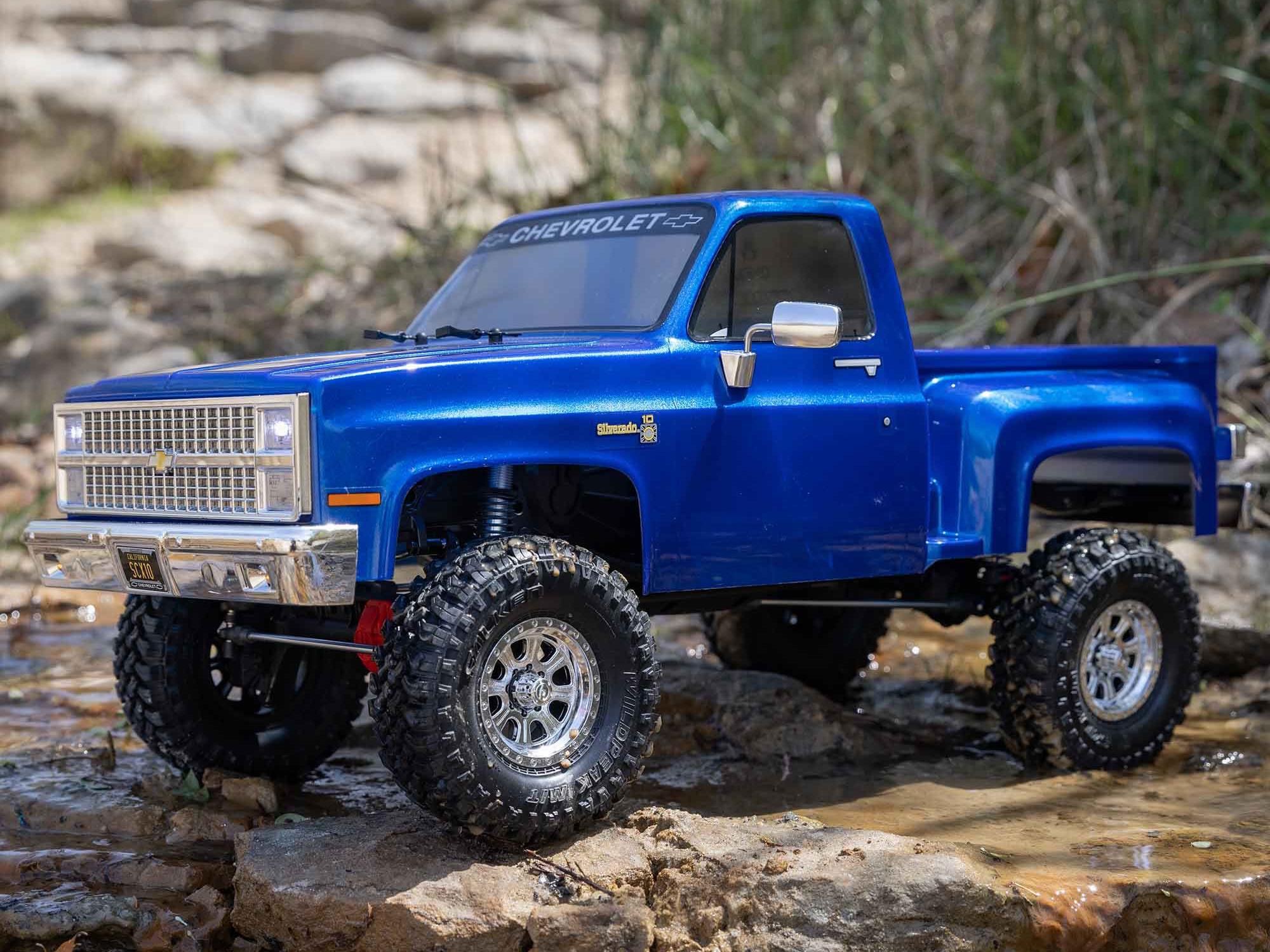 1/10 SCX10 III Base Camp 1982 Chevy K10 4WD RTR Blue-24