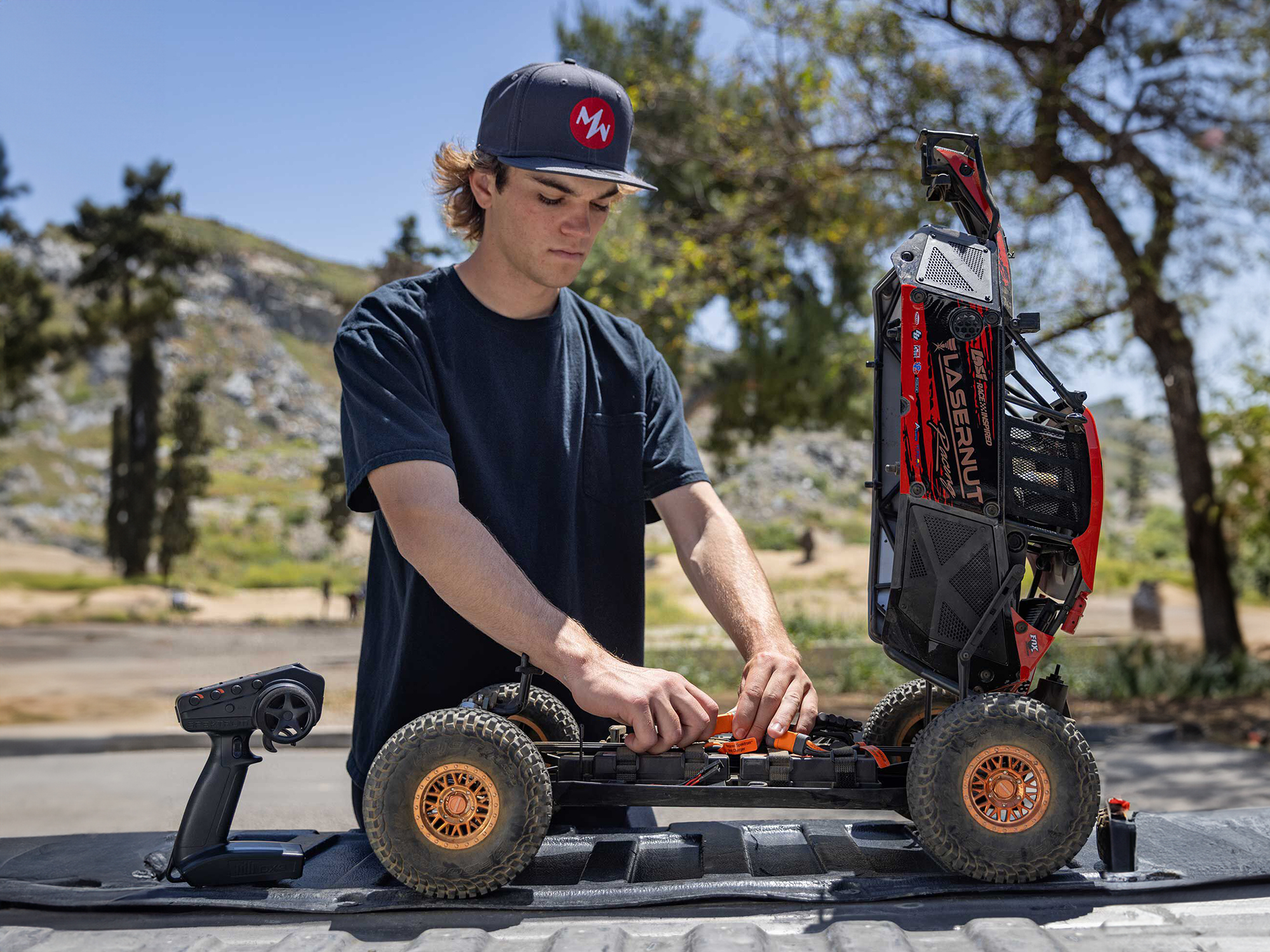 Losi 1/6 8IGHT-X Super Lasernut 4WD Brushless Buggy RTR-28