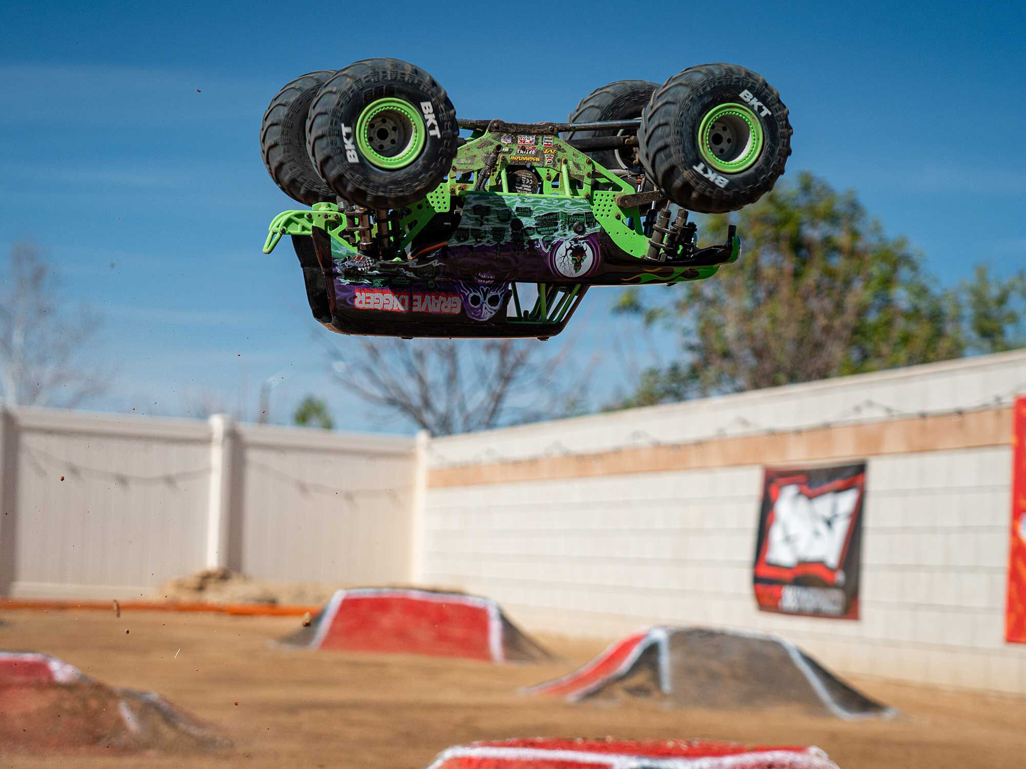 Losi 1/8 LMT 2.0 Grave Digger 4X4 Solid Axle Monster Truck RTR-22