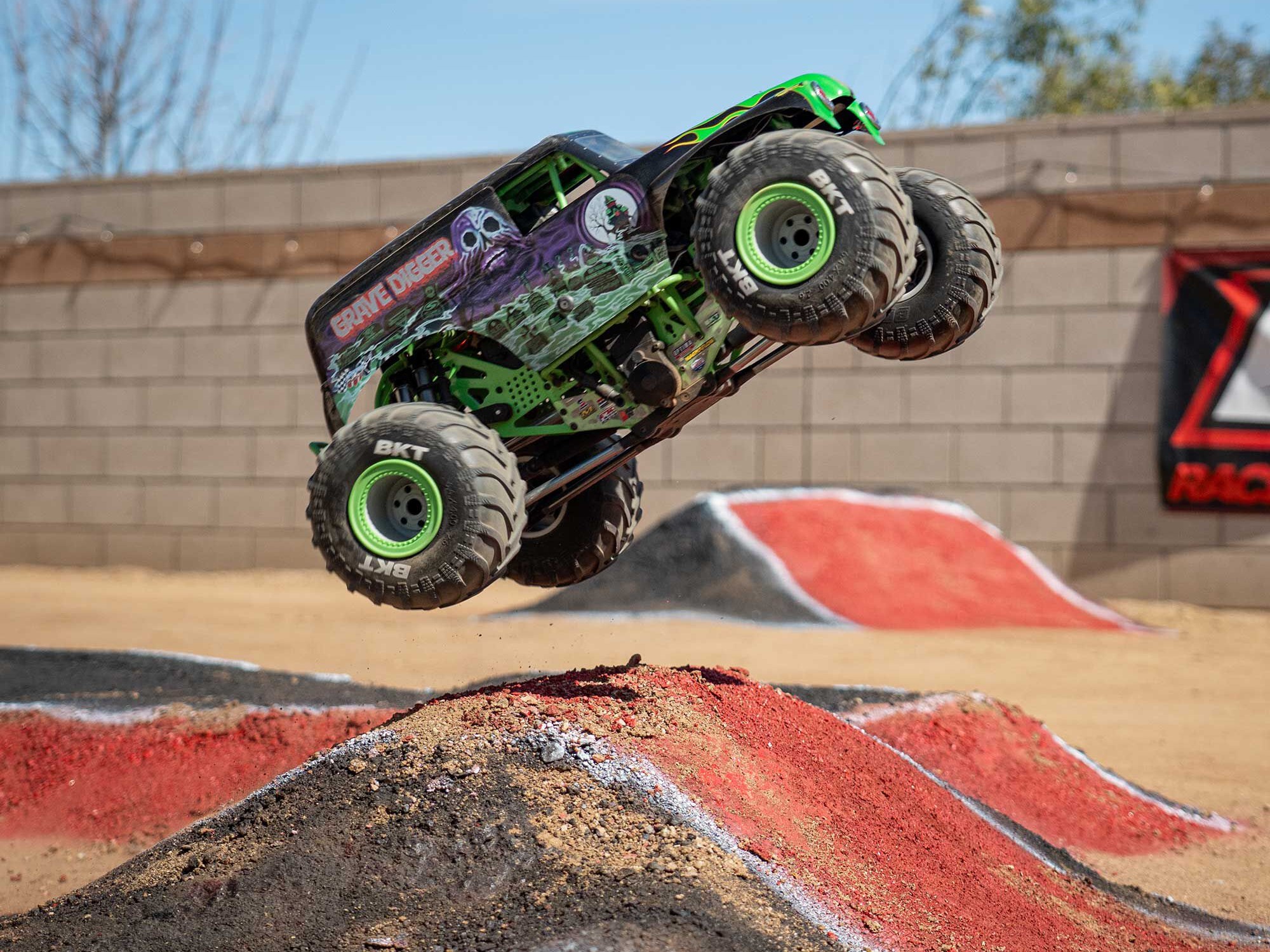 Losi 1/8 LMT 2.0 Grave Digger 4X4 Solid Axle Monster Truck RTR-24