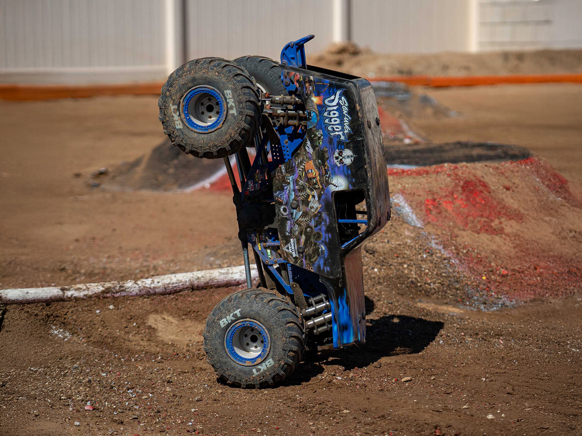 Losi 1/8 LMT 2.0 SonUva Digger 4X4 Solid Axle Monster Truck RTR-24