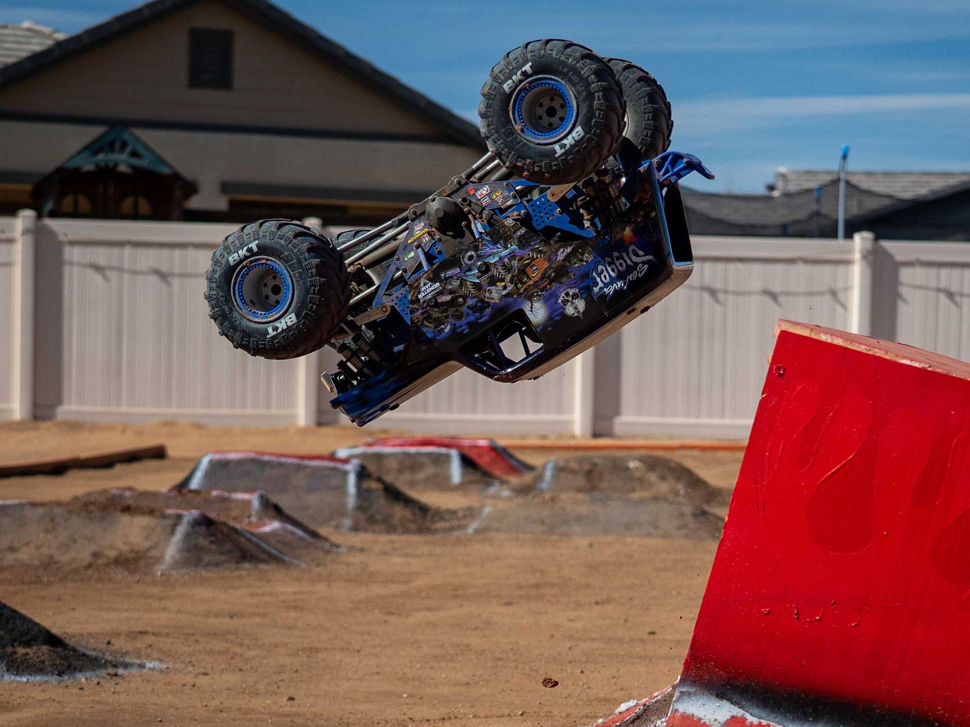 Losi 1/8 LMT 2.0 SonUva Digger 4X4 Solid Axle Monster Truck RTR-25